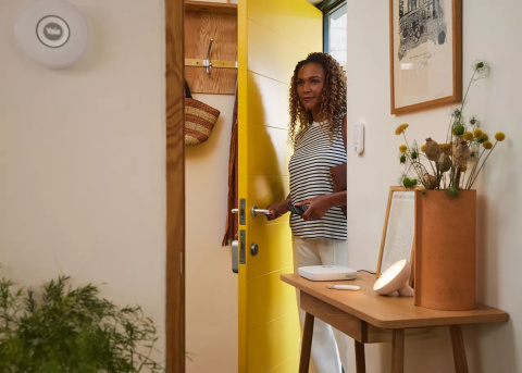 Yale zestaw inteligentnego alarmu Starter (1x klawiatura, 1x stacja centralna, 1x czujnik otwarcia drzwi/okien, 1x czujnik ruchu, 1x pilot)