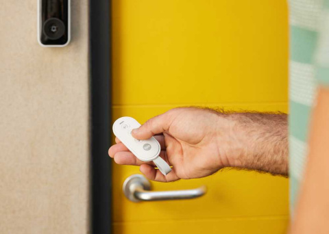 Yale zestaw inteligentnego alarmu Starter (1x klawiatura, 1x stacja centralna, 1x czujnik otwarcia drzwi/okien, 1x czujnik ruchu, 1x pilot)